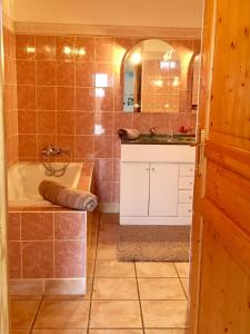ein Badezimmer mit einer Badewanne und einem Waschbecken in der Unterkunft la maison perchée in Le Vast