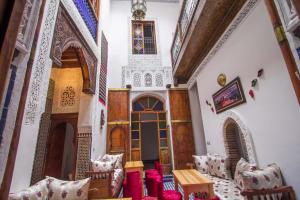 Habitación con mesa y sillas en un edificio en DAR MILOUDA RCIF, en Fez