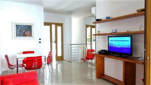 TV tai viihdekeskus majoituspaikassa Viola&Giacinto Holiday Home