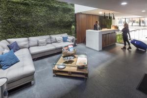 uma sala de estar com um sofá e uma mesa em FlowSuites Condesa - Adults Only em Cidade do México