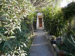 アルルにあるappartement villa Marie Fannyの庭の扉へとつながる小道