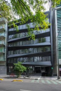 un edificio de oficinas con bicicletas estacionadas frente a él en FlowSuites Condesa - Adults Only, en Ciudad de México