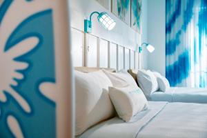 Cama o camas de una habitación en Universal's Endless Summer Resort - Surfside Inn and Suites