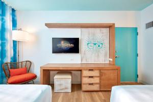 Una televisión o centro de entretenimiento en Universal's Endless Summer Resort - Surfside Inn and Suites