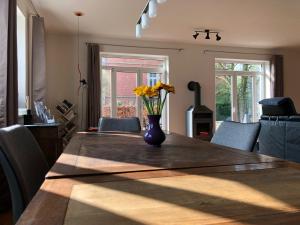 Un jarrón de flores sobre una mesa de madera. en Ferienwohnung Schleusenhaus Hameln, en Hameln 36 fotos más