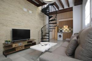 A television and/or entertainment centre at ALOJAMIENTO EN SEVILLA-TRIANA