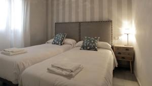 A bed or beds in a room at ALOJAMIENTO EN SEVILLA-TRIANA