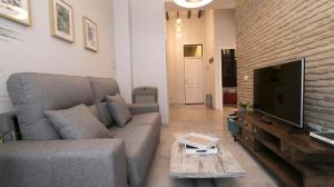 A television and/or entertainment centre at ALOJAMIENTO EN SEVILLA-TRIANA