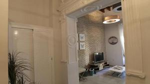 A television and/or entertainment centre at ALOJAMIENTO EN SEVILLA-TRIANA