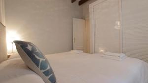 A bed or beds in a room at ALOJAMIENTO EN SEVILLA-TRIANA