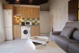 A kitchen or kitchenette at ALOJAMIENTO EN SEVILLA-TRIANA