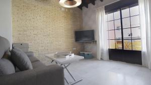 A television and/or entertainment centre at ALOJAMIENTO EN SEVILLA-TRIANA