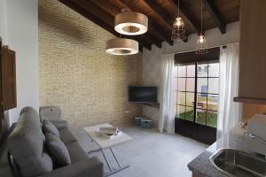 A television and/or entertainment centre at ALOJAMIENTO EN SEVILLA-TRIANA