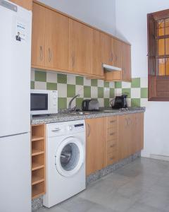 A kitchen or kitchenette at ALOJAMIENTO EN SEVILLA-TRIANA