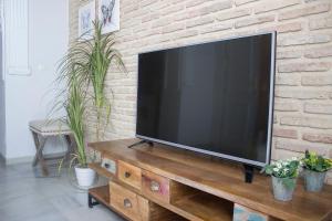 A television and/or entertainment centre at ALOJAMIENTO EN SEVILLA-TRIANA