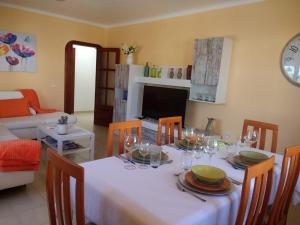 comedor con mesa y mantel blanco en Casa Montaña de Tahiche, en Tahiche