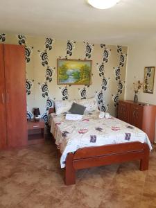 een slaapkamer met een bed in een kamer bij Apartments Jovan in Tivat
