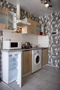 ドニプロにあるАпартаменты-студия на пр Гагаринаのキッチン(洗濯機、電子レンジ付)