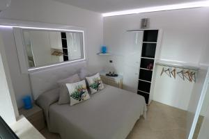A bed or beds in a room at Carlo Apartments