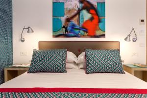 1 dormitorio con 1 cama con 2 almohadas en Casa Dominova de Luxe en Sorrento