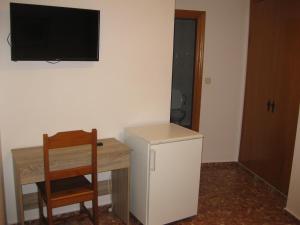 Televízia a/alebo spoločenská miestnosť v ubytovaní Hostal Alvaro I