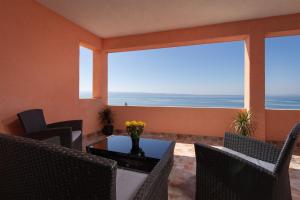 een eetkamer met uitzicht op de oceaan bij Luxury apartment Nora in Podstrana