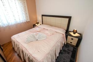 ein Schlafzimmer mit einem Bett mit zwei Handtüchern darauf in der Unterkunft Apartman Matej in Tar