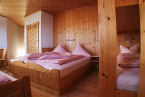 Letto o letti in una camera di Skihütte Zams
