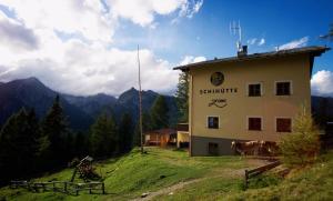 Vista generica sulle montagne o vista sulle montagne dall'interno dell'affittacamere