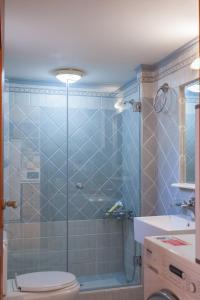 A bathroom at Evelia Apartment Még 13 kép