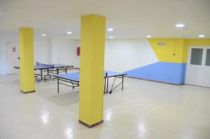 a room with ping pong tables and a ping pongboard at Alberg Coma-ruga Xanascat in Comarruga