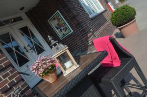 una mesa al aire libre con una foto y flores. en Hotel Zur Post, en Neubruchhausen