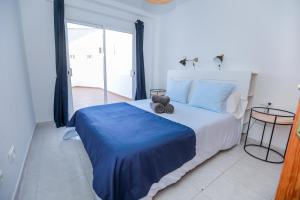 ein Schlafzimmer mit einem Bett, auf dem ein Teddybär liegt in der Unterkunft La Buena Vida, by Comfortable Luxury in Corralejo + 83 Fotos