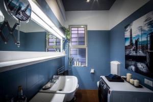 ein Badezimmer mit einem weißen Waschbecken und einer blauen Wand in der Unterkunft Mi&Ti Bed&Breakfast in Vicenza