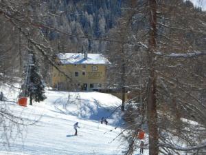 Skihütte Zams durante l'inverno