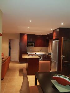 uma cozinha com uma pessoa deitada numa mesa em Ocean View Villas Unit G02 em Port Edward