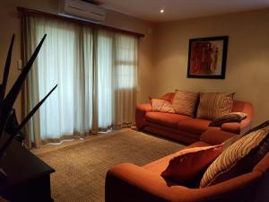 sala de estar con sofá y ventana en Ocean View Villas Unit G02 en Port Edward
