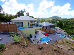 Vue sur la piscine de l'établissement LES VILLAS GLACY ou sur une piscine à proximité