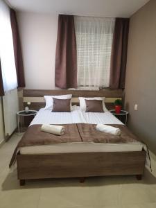 Posteľ alebo postele v izbe v ubytovaní Familia Panzió & Apartmanház Győr