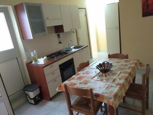 A kitchen or kitchenette at Appartamento Valle dei Templi
