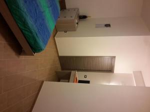 Zimmer mit einem Bett und Kisten an der Wand in der Unterkunft Appartamento Valle dei Templi in Realmonte