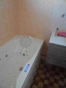La salle de bains est pourvue d'une baignoire blanche et d'un lavabo. dans l'établissement circuit expo zenith, au Mans