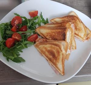 Jedlo v ubytovaní bed & breakfast alebo blízkom okolí
