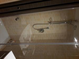 La salle de bains est pourvue d'une douche et d'une balustrade en métal. dans l'établissement Appartamento Valle dei Templi, à Realmonte