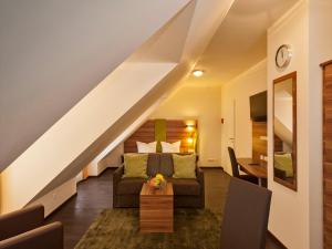 - un salon avec un canapé et un escalier dans l'établissement BATU Apart Hotel, à Munich