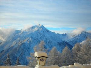 Vista generica sulle montagne o vista sulle montagne dall'interno dell'affittacamere