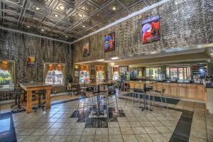 The Guest Lodge Gainesville في غينزفيل: بار به طاولات وكراسي في مطعم