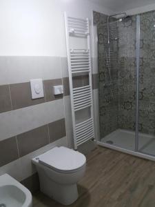 a bathroom with a toilet and a shower at Il mestiere di vivere -casa vacanze- in Santo Stefano Belbo