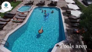 フォルカにあるEvridiki Hotelの水中の人々と一緒にプール