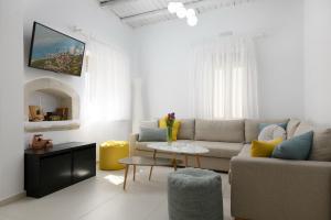 皮茲迪亞的住宿－Chrisanthi Elegant Villa，客厅配有沙发和桌子